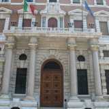 � arrivato il momento di entrare. Abbiamo cos� l�occasione di avvicinarci al portone d�ingresso: a due ante con specchiature quadrate e sormontato da una lunetta in ferro battuto, � preceduto da quattro colonne con capitelli dorici sulle quali poggia la balaustra del balcone sovrastante